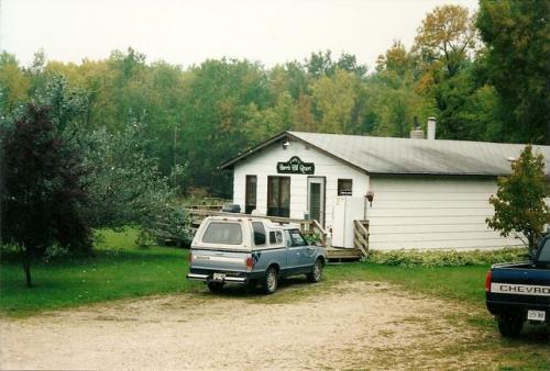 Lodge & vehicles 2002